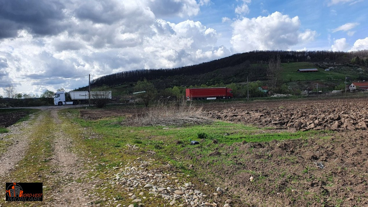 Teren 4300 mp in apropierea nodului de autostrada Zimbor