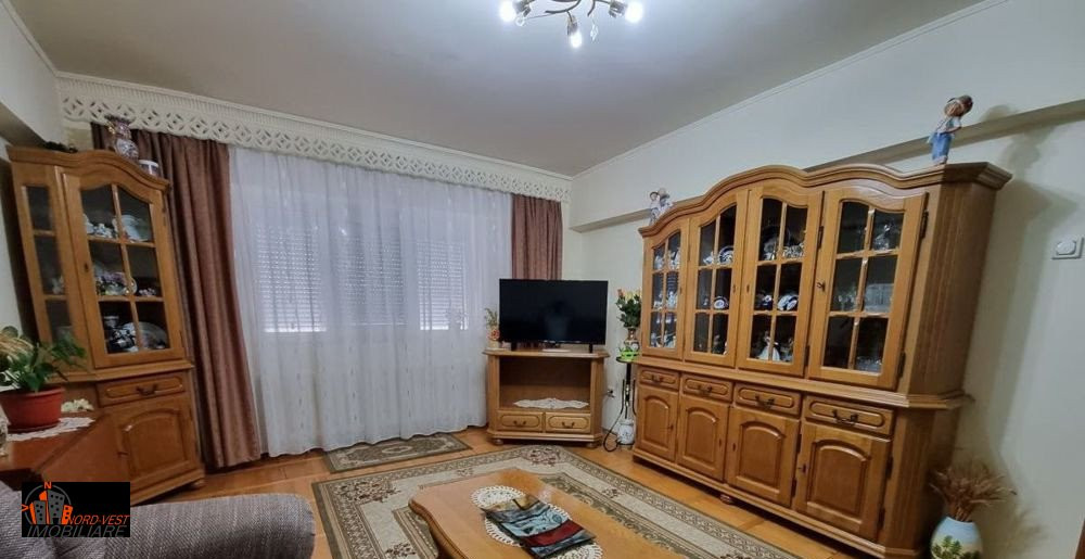 Anunț de Vânzare: Apartament 4  Camere Republicii