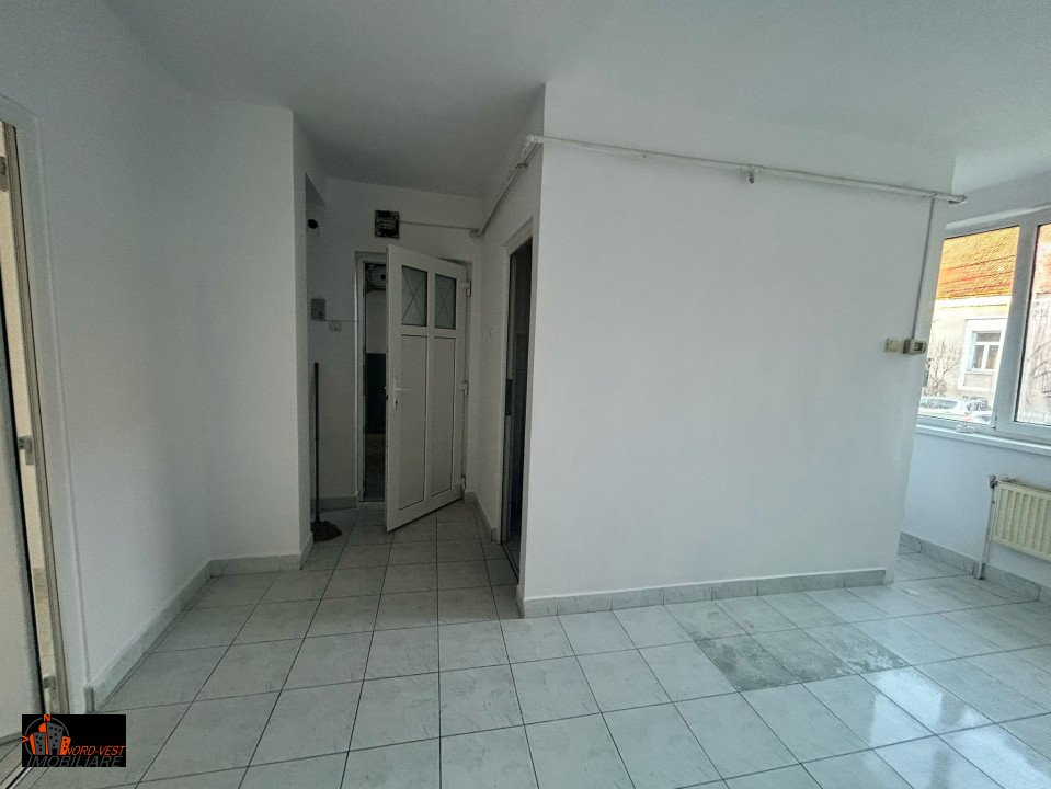 APARTAMENT SEMICENTRAL 3 CAMERE PARTER INALT 