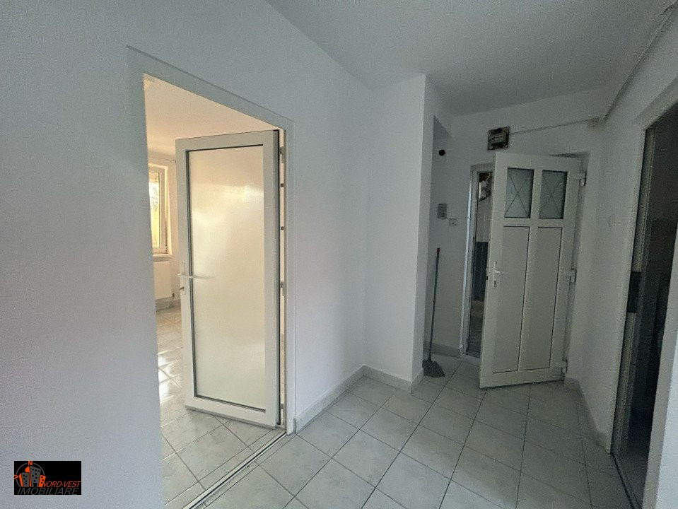 APARTAMENT SEMICENTRAL 3 CAMERE PARTER INALT 