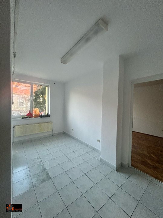 APARTAMENT SEMICENTRAL 3 CAMERE PARTER INALT 