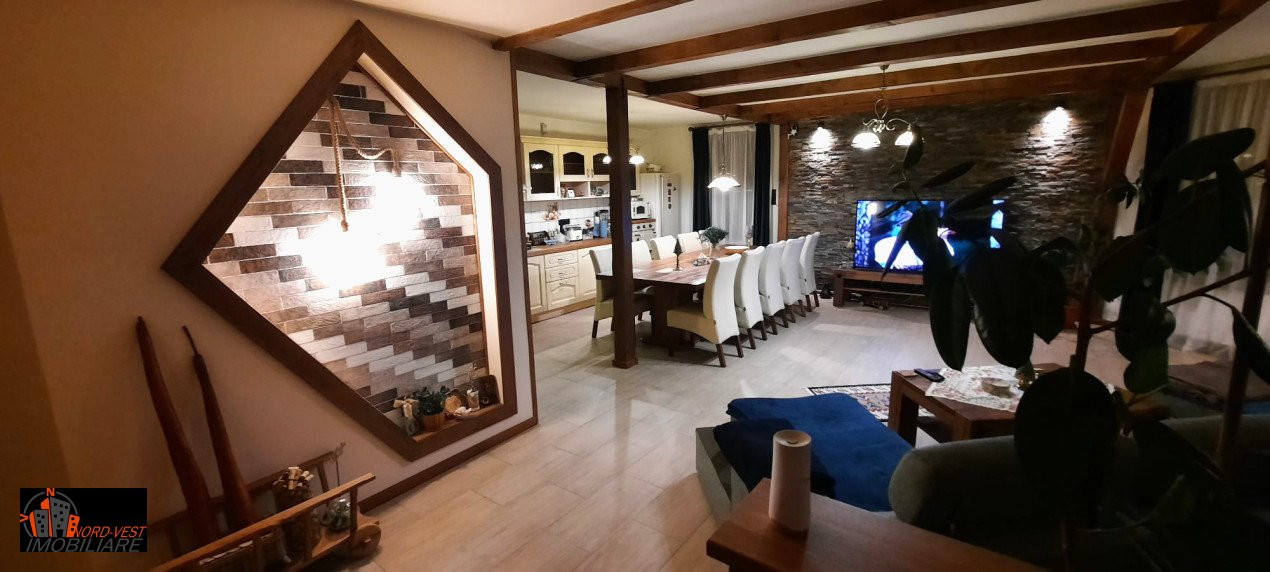 🏡 CASĂ DE VIS DE VÂNZARE – PRIVELIȘTE SUPERBĂ LA DEAL! 🌄✨