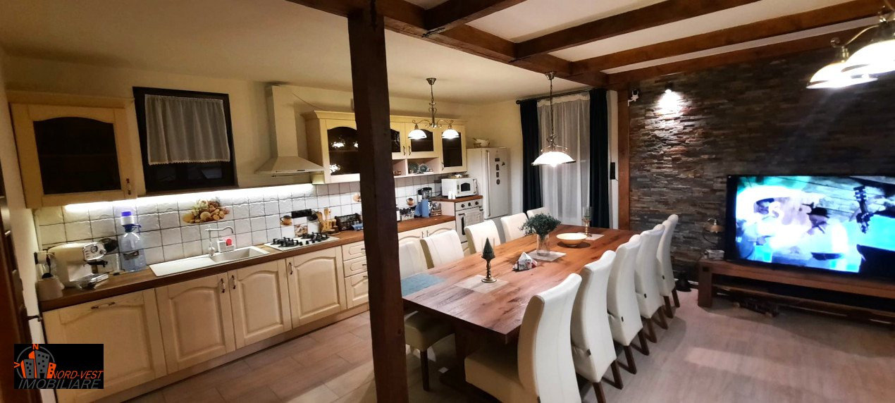 🏡 CASĂ DE VIS DE VÂNZARE – PRIVELIȘTE SUPERBĂ LA DEAL! 🌄✨